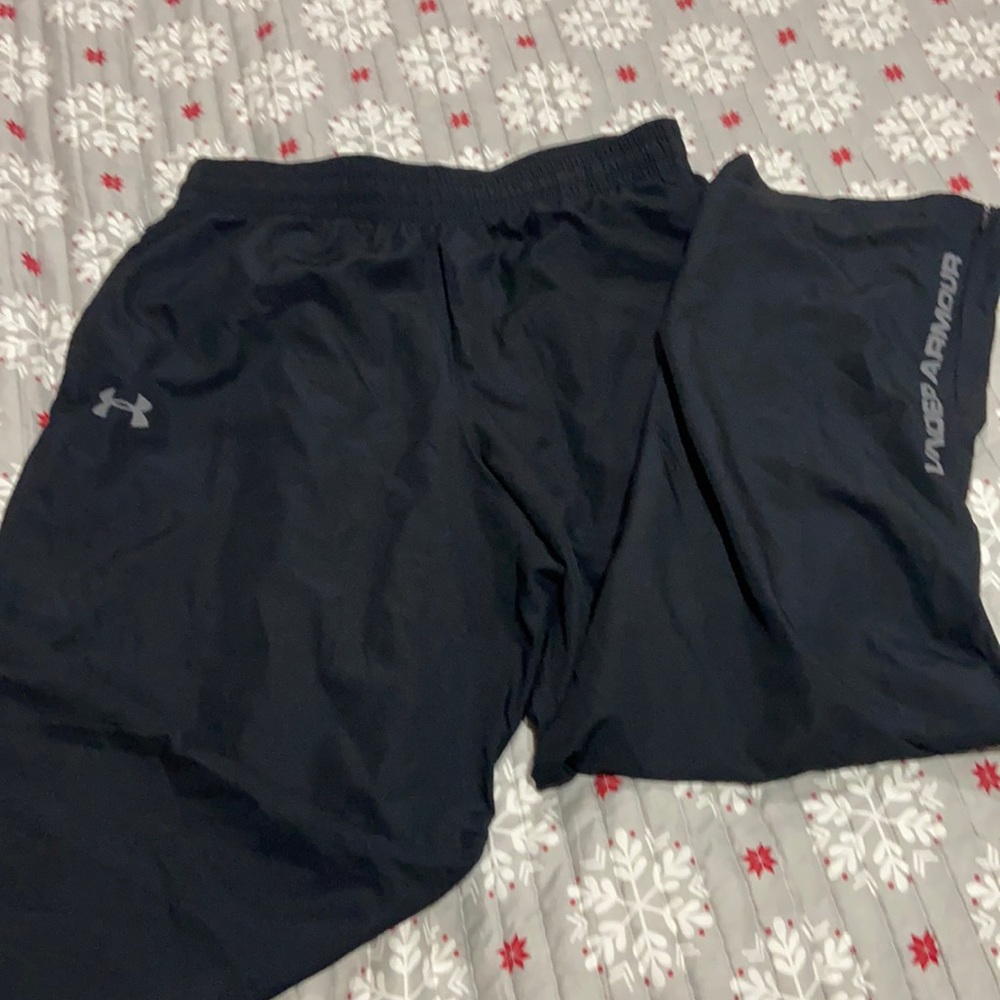 Men’s Under Armor loose fit pants with zipper at the bottom.